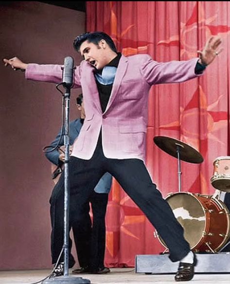 Iconic Elvis Presley Photos, Elvis 50s Style, Elvis Presley Outfits, Elvis Presley 60s, Elvis Presley 50s, Elvis Aesthetic, Elvis Fashion, Presley Smith, Elvis Tattoo