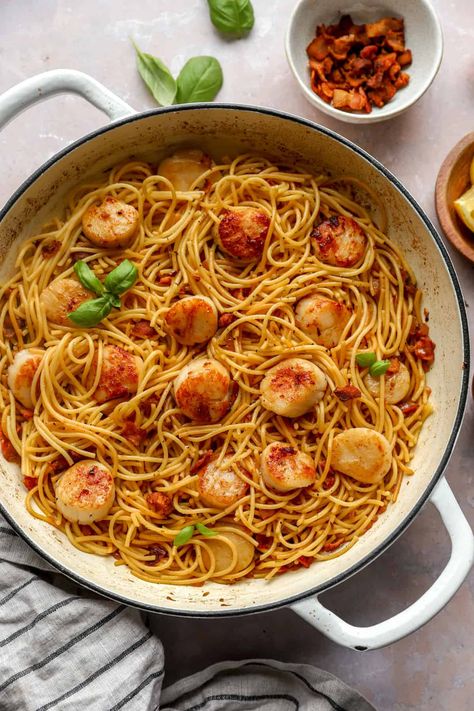 This Easy Scallop Pasta is an elegant, but simple summer dinner that will have your taste buds singing! This recipe features your choice of pasta topped with buttery pan-seared scallops and bacon in a light lemon sauce. Pasta With Scallops Recipes, Scallops And Bacon, Frozen Scallops, Scallop Pasta, Fresh Scallops, Squash Noodles, Dried Scallops, Pan Seared Scallops, Vegetable Noodles