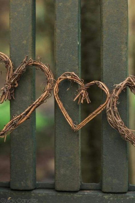 Grapevine Garland, Twig Crafts, Twig Art, Heart Shaped Wreaths, Willow Weaving, Dried Flower Wreaths, Heart Garland, Heart Wreath, Rustic Chic Wedding