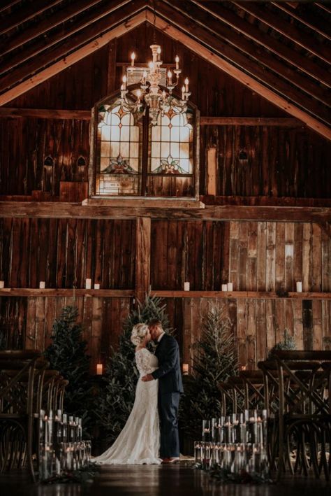 Romantic Christmas Wedding Decor, Country Christmas Wedding, Tomboy Wedding, Winter Wedding Backdrop, Christmas Barn Wedding, Marsh Wedding, Second Wedding Ideas, Rustic Christmas Wedding, Cozy Winter Wedding