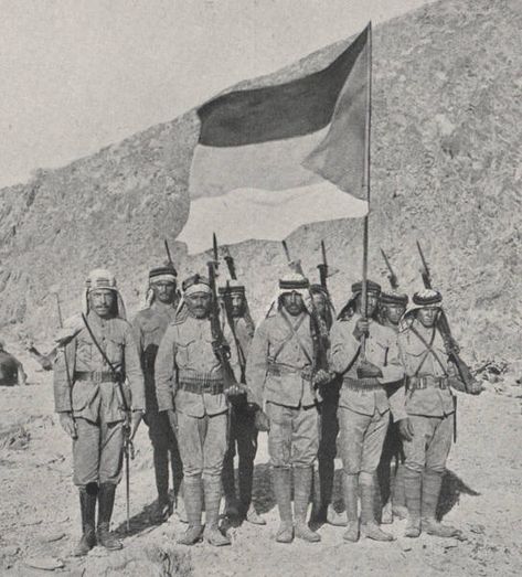 Soldiers of the Sharifian Army (Arab Army) during the Arab Revolt of 1916-1918 carrying the Revolt's Flag northern Yanbu Kingdom of Hejaz. [543x600]- ThorGift.com - If you like it please buy some from ThorGift.com Arab Revolt, Deco Punk, Military Photos, Military Art, Time Capsule, Dieselpunk, Syria, Saudi Arabia, First World