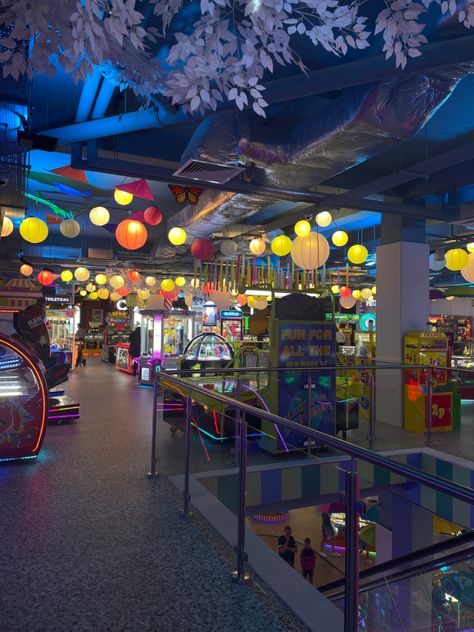 #amusement #arcade #80svibes Japanese Arcade Aesthetic, Arcade Japan, Japanese Arcade, Boba Shop, Friend Aesthetic, 80s Vibes, Amusement Park, Art Wallpaper, Entrance