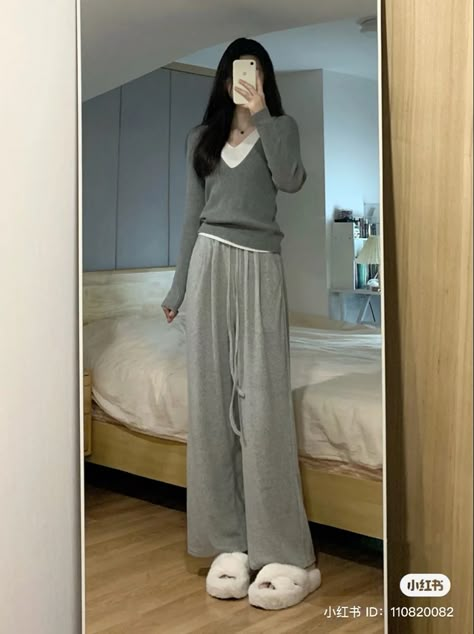 Clothes To Wear At Home Casual, Korean Comfortable Outfits, Casual At Home Outfits Aesthetic, Cozy Korean Outfit, Korean Casual Home Outfit, Comfy Korean Outfits At Home, Lazy Korean Outfits, Comfy Japanese Outfits, Korean Lazy Outfit