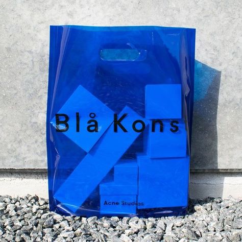 Billedresultat for acne jeans packaging Design Studio Names, Shopping Bag Design, Store Window Displays, Clothing Packaging, Transparent Bag, Design Packaging, Creative Packaging, Packaging Design Inspiration, Packaging Labels