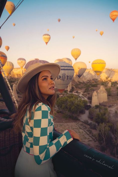 portrait photo of girl inside a hot air balloon in travel destination cappadocia, turkey Hot Air Balloon Outfit, Cappadocia Balloon, Hot Air Balloons Photography, Hot Air Balloon Ride, Turkey Travel Guide, Cappadocia Turkey, Solo Photo, Hot Air Balloon Rides, Air Balloon Rides