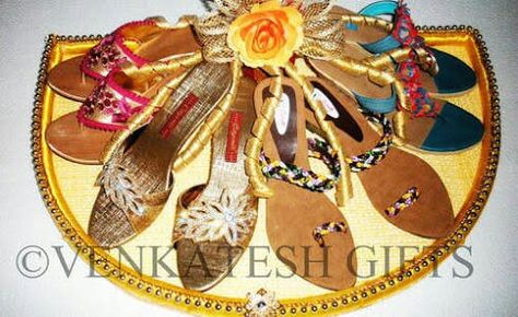 Sandal Packing Ideas For Wedding, Shoes Packing Ideas For Wedding, Packing Ideas For Wedding, Shadi Ideas, Indian Outdoor Wedding Decor, Marriage Planning, Saree Packing, Shaadi Decor, Wedding Trays