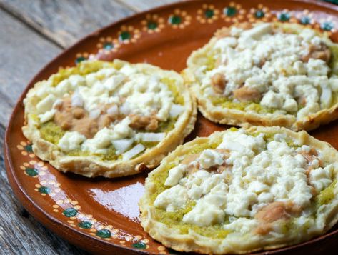 Sopes Mexican, Alfredo Pasta Recipes Easy, Frijoles Refritos, Pasta Recipes Alfredo, Latin American Food, Mexican Breakfast, Baked Salmon Recipes, Easy Pasta Recipes, Baked Salmon