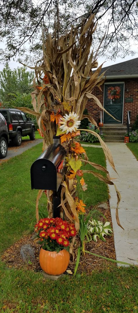 Fall Mailbox Landscaping, Fall Mailbox Decorating Ideas, Mailbox Decorating Ideas, Fall Yard Displays, Fall Mailbox Decor, Outside Fall Decorations Front Yards, Mailbox Decorations, Fall Mailbox, Outside Fall Decorations