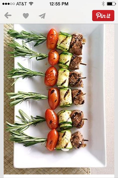 Kebabs! Great presentation with the rosemary! Mediterranean Lamb, Lamb Skewers, Fest Mad, Meat Skewers, Skewer Recipes, Snacks Für Party, Kebabs, Food Presentation, Healthy Chicken Recipes