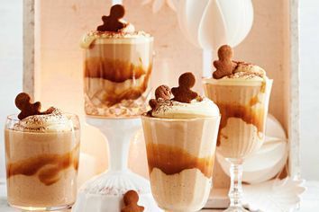 Gingerbread spiced mousse with Baileys cream Gingerbread Mousse, Baileys Cream, Baileys Dessert, Dessert Alternatives, Baking Christmas, Finger Foods Easy, Christmas Lunch, Cookie Cups, Cream Desserts