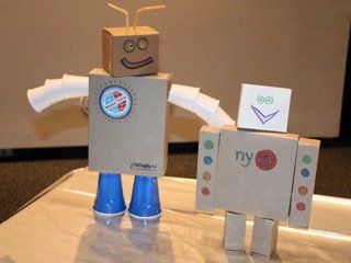 Think outside the cereal box to create an upcycled robot! Anyone who’s a fan of MAKE must, at a minimum, appreciate a good robot when they see it. So when there’s an easy way to create a robot from materials you have in your kitchen, it’s a great, budget-friendly way to have fun with your kids on a summer’s day—or anytime. Robot Project, Robot Ideas, Junk Modelling, Cardboard Robot, Make A Robot, Box Robot, Robot Craft, Recycled Robot, Robot Costumes