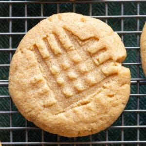 Coconut Flour Peanut Butter Cookies- 4 Ingredients! - The Big Man's World ® Coconut Flour Peanut Butter Cookies, Zucchini Flour, Recipes Using Coconut Flour, Pro Metabolic, Pb Cookies, Coconut Flour Cookies, Flourless Peanut Butter Cookies, Flourless Cookies, Classic Peanut Butter Cookies