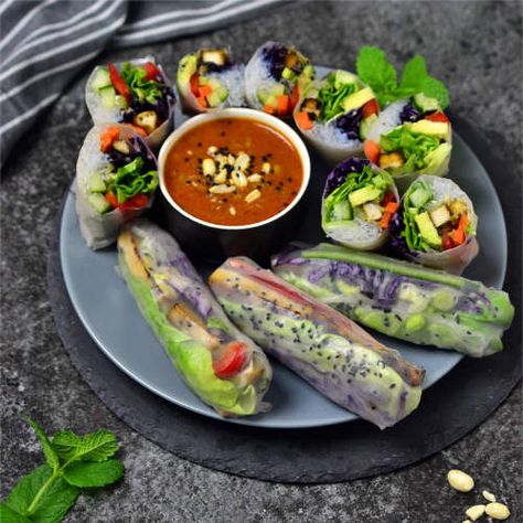 Vietnamesische Summerrolls mit Erdnusssauce Vegan Holiday Recipes, Summer Rolls, Vegan Holidays, Dumpling Recipe, Egg Rolls, Fresh Rolls, Family Dinner, Raw Food Recipes, Holiday Recipes