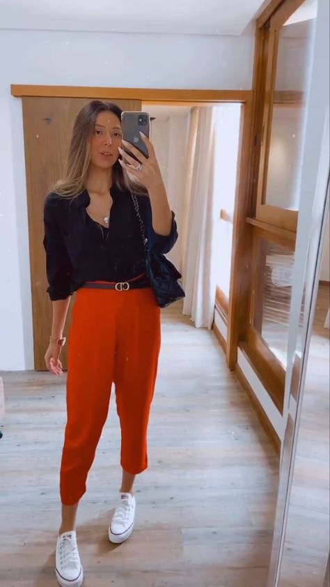 Orange Work Pants Outfit, Pantalon Naranja Outfits, Orange Trousers Outfit, Outfit Pantalon Rojo, Outfit Rojo, Outfits Professional, Pants Outfit Work, Mustard Pants, Work Wear Outfits