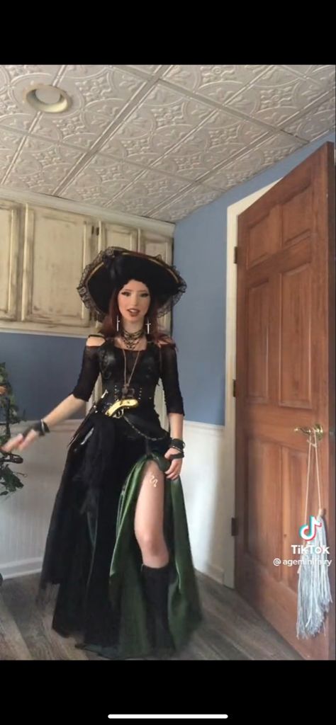 Ren Faire Outfits, Pirate Cosplay, Female Pirate Costume, Pirate Halloween Costumes, Pirate Outfit, Fair Outfits, Pirate Fashion, Fest Outfits, Pirate Woman