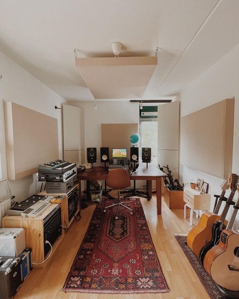 Apartment Recording Studio, Bohemian Music Studio, In Home Music Room, Basement Recording Studio Ideas, Mid Century Modern Recording Studio, Bedroom Producer Studio, Cozy Home Studio, Home Studio Recording, Bedroom Studio Ideas