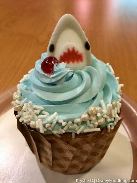 Shark themed birthday party cupcakes #kidsbirthdayparty #kidsbirthdaypartyideas #girlbirthdayparty #girlbirthdaypartyideas #boybirthdayparty #boybirthdaypartyideas Cupcakes Summer, Construction Cupcakes, Pop Century Resort, Shark Cupcakes, School Cupcakes, Jaws Shark, Shark Birthday Cakes, Disney Cupcakes, Shark Themed Party