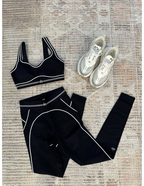 Start off your New Year's Resolution right by getting the perfect active wear. Wearing a good outfit to the gym is the perfect way to stay motived to tackle your fitness goals! We love Alo yoga! ALSO APLs are the best sneaker! Check out out LTK to get these items :) Alo Active Wear, Alo Gym Outfit, Alo Fits, Alo Aesthetic, Alo Outfit, Airbrush Heart, Alo Yoga Outfit, Ootd Gym, Best Sneaker