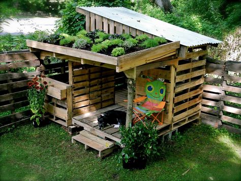 Beautiful Eli's Pallet Shack  #garden #kids #kidspalletplayhouse #pallethut #recyclingwoodpallets Just a simple play shack that I built for my one year old son. ... Plantarea Legumelor, Pallet Playhouse, Pallet Building, Pallet House, Pallet Outdoor, Recycled Pallets, Pallet Garden, Pallet Crafts, Have Inspiration