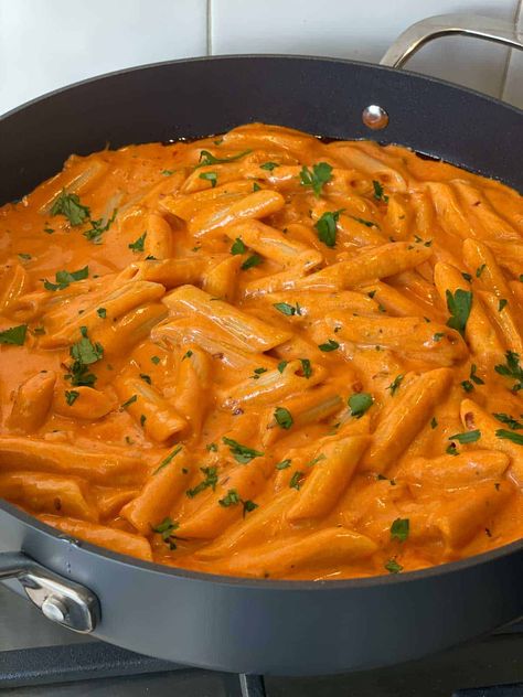 Penne alla vodka, freshly made in a pan. Creamy Vodka Pasta, Penne Alla Vodka Recipe, Penne Alla Vodka, Vodka Pasta, Alla Vodka, Creamy Pasta Dishes, Vodka Sauce, Pasta Dinner Recipes, Creamy Pasta