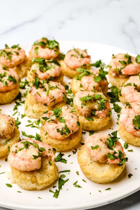 Shrimp Grits Appetizer, Mini Shrimp And Grits Appetizer, Shrimp And Grits Bites, Shrimp Brunch Ideas, Mini Shrimp And Grits, Shrimp And Grits Appetizer, Mini Shrimp Recipes, Grits Appetizer, Brunch Shrimp