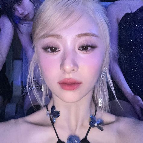 Korean Eyeliner, Hair Icon, Girl's Back, Girl Sketch, Girl Icons, Blonde Girl, Kpop Girl Groups, Blue Hair