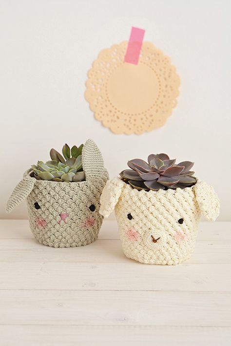 Personalized Flower Pot, Crochet Nursery, Plant Pot Diy, Mollie Makes, Plant Pot Covers, House Plant Pots, Easy Easter Crafts, Diy Gifts For Him, Handmade Plant