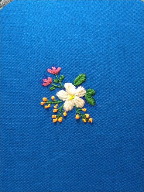 Small Flower Embroidery Designs, Embroidery Name Designs, Small Flower Embroidery, Embroidery Images, Handkerchief Embroidery, Bordados Tambour, Simple Hand Embroidery Patterns, Simple Embroidery Designs, Diy Embroidery Designs