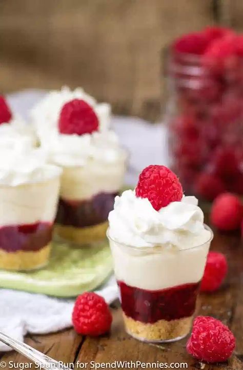 Cheesecake Dessert Shooters, Mini Dessert Shooters, Lemon Lush Dessert, Dessert Shooters Recipes, Shot Glass Desserts, Raspberry No Bake Cheesecake, Shooter Recipes, Banana Pudding Desserts, Dessert Cups Recipes