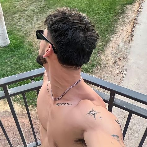 Mens Haircuts Short Hair, Mens Shoulder Tattoo, Free Photo Filters, Corte De Cabelo Masculino, Mens Haircuts Short, Gym Workout Tips, Shirtless Men, Cool Haircuts, Hair And Beard Styles