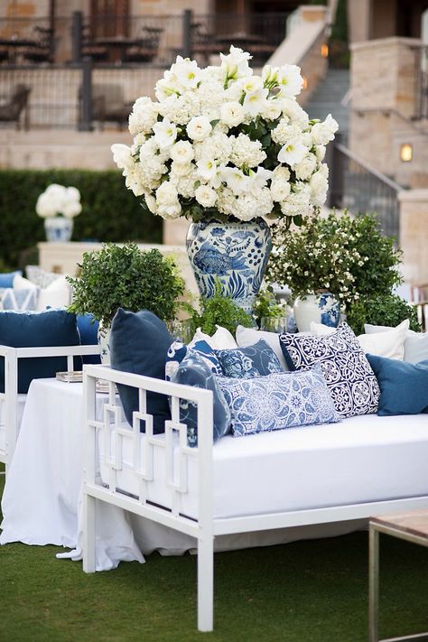 Garden Venue Wedding, Greek Themed Wedding, Blue Willow Wedding, Chinoiserie Wedding, Wedding Wallpaper, Summer Tablescapes, Blue White Weddings, Story Wedding, Outdoor Gathering