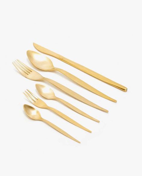 Zara Home Gold-Plated Cutlery Breakfast Essentials, Large Woven Basket, Apartment Needs, Fresh Smoothies, Zara Home Collection, First Apartment, Wine And Dine, Living Room Coffee Table, Zara Home