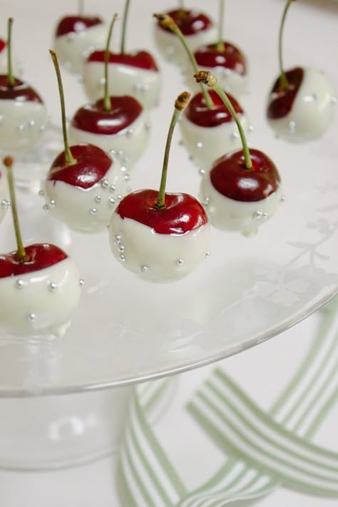 14 Best New Year's Eve Party Recipes - The Krazy Coupon Lady Chocolate Dipped Cherries, Fingerfood Party, Chocolate Covered Cherries, Classroom Christmas, Snacks Für Party, Chocolate Dipped, Baklava, Pavlova, Wedding Food