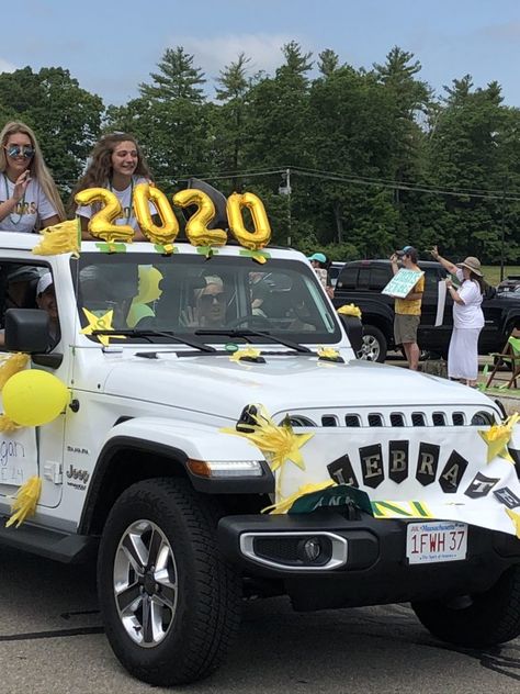 Jeep Graduation Decoration, Homecoming Parade Cars, Decorated Car For Graduation, Senior Car Decorating Ideas 2020 Parade, Homecoming Court Parade Signs For Cars, Homecoming Parade Signs, Homecoming Car Decorations For Parade, Graduation Parade Car Decorations, Senior Parade Car Ideas