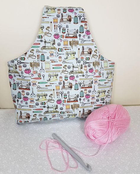 Yarn Bag | This DIY bag is perfect for storing your crochet hooks and knitting needles. Yarn Bag Tutorial, Knitting Bag Sewing Pattern, Knitting Bag Diy, Knitting Bag Sewing, Pochette Diy, Knitting Bag Pattern, Sac Diy, Beginner Sewing Patterns, Bag Pattern Free