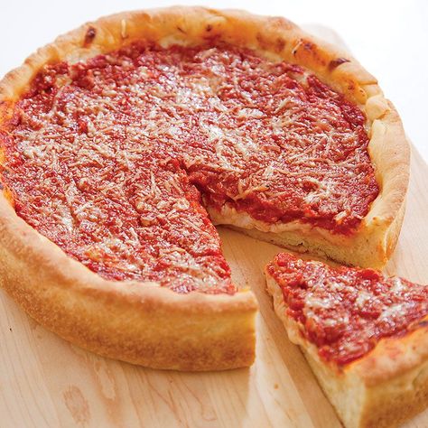 Chicago Style Deep Dish Pizza has an airy, flaky crust with a lightly crisp outside, and a rich taste that can hold its own under any topping. Chicago Deep Dish Pizza Recipe, Bubble Up Pizza, Chicago Style Deep Dish Pizza, Deep Dish Pizza Recipe, Chicago Deep Dish Pizza, Chicago Style Pizza, Chicago Pizza, Pizza Recipes Homemade, Deep Dish Pizza