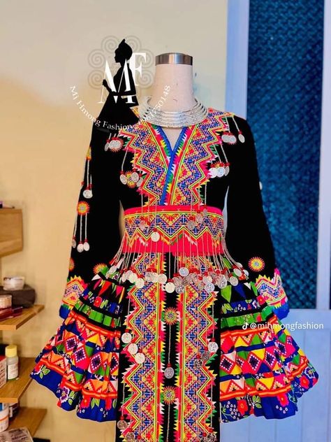 Hmong Clothes Traditional, Hmong Art, Hmong Clothing, Hmong Culture, Thai Dresses, Hmong Fashion, Hmong Clothes, Thai Clothes, Culture Clothing