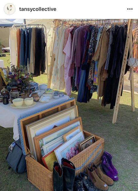 Antique Market Display, Cute Flea Market Booths, Flea Market Booth Aesthetic, Vintage Market Display Booth Ideas, Thrift Shop Booth Ideas, Car Boot Sale Display Ideas, Vintage Clothing Market Booth Ideas, Flea Market Clothes Display, Vintage Clothing Market Stall