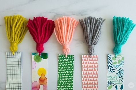 lesezeichen basteln papier fransen Bookmarks Diy, How To Make Tassels, Tassel Bookmark, Rope Crafts Diy, Diy Tassel, Diy Bookmarks, Cadeau Diy, Rope Crafts, Bookmark Gifts