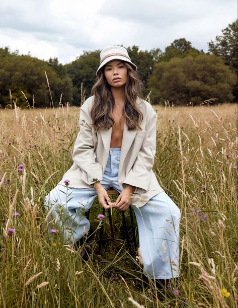 Streetwear Photoshoot Outside, Natural Fashion Photography, Outdoor Fashion Photoshoot Ideas, Fashion Shoot In Nature, Fashion Outdoor Photoshoot, Clothing Photography Model, Photoshoots In Nature, Photography Outfits For Women, Outdoor Clothing Photoshoot