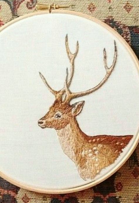 Embroidery Reindeer, Stag Embroidery, Chalk Crafts, Hand Embroidery Projects, Bird Embroidery, Paper Embroidery, Animal Embroidery, Shirt Embroidery, Embroidery Inspiration