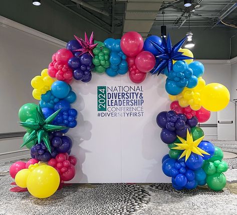 Bringing the party to corporate events with our vibrant and eye-catching balloon arches! 🎈✨ Add a pop of color to your next gathering. ✨🙌🏼 Football Theme Birthday, Party Planning Business, Corporate Events Decoration, Football Themes, Balloon Centerpieces, Balloon Bouquet, Balloon Arch, Balloon Decorations, Corporate Events