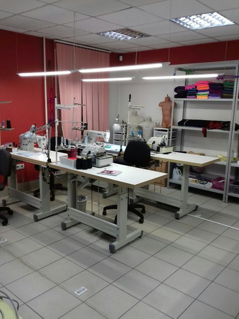 Fashion Designer Studio Workspaces Sewing Rooms, Tailoring Shop Interior Design, Fashion Design Studio Workspaces, Sewing Office Room, Studio Workspace, Design Studio Workspace, Sewing Room Inspiration, Clothing Store Displays, Clothing Store Interior