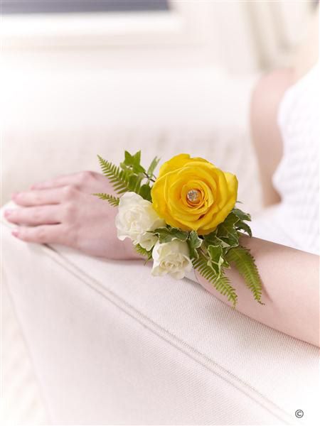 Yellow Rose Corsage, Corsage Simple, Corsage Ideas, Wedding Corsages, Simple Wedding Flowers, Wrist Flowers, Rose Corsage, Corsage Prom, Types Of Roses