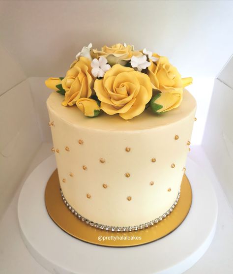 Garden Cake Design, Yellow And White Cake, Floral Cake Designs, Yellow Flower Cake, Flower Cake Ideas, Golden Anniversary Cake, Rose Icing, Decor Tort, Floral Cake Design