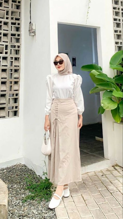 Outfit Kampus, Fesyen Korea, Style Hijab Casual, Mix And Match Outfits Hijab, Outfit Pantai, Korean Style Hijab, Ootd Korean Style, Outfit Kondangan, Rok Outfit