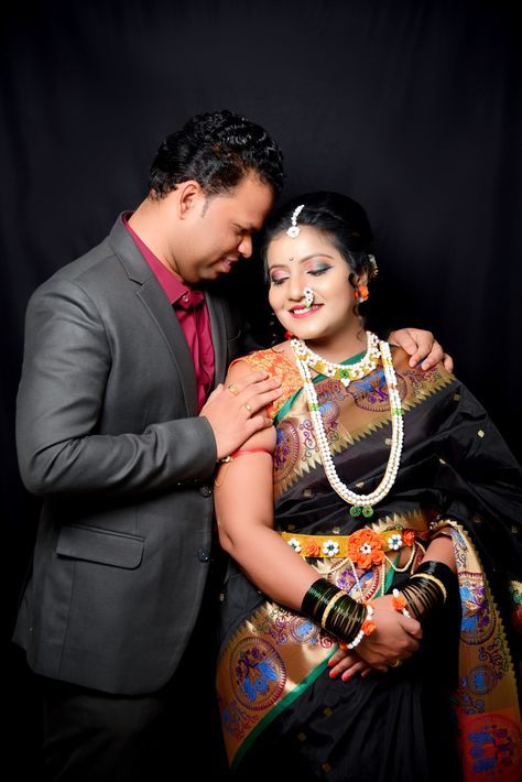 Makar Sankranti Couple Photoshoot, Makar Sankranti Photoshoot, Makar Sankranti Photo Poses, Karwachauth Couple, Makar Sankranti Photo, Marriage Poses, Indian Maternity, Family Photo Studio, Shower Photography