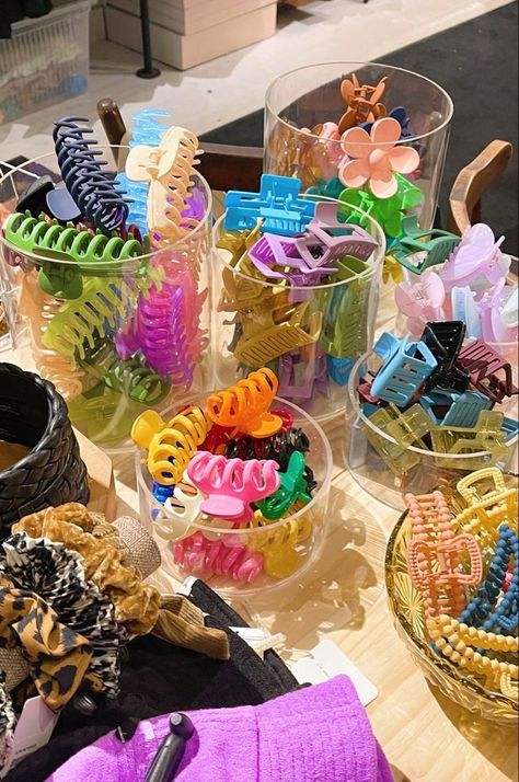 Hair Claw Display Ideas, Scrunchie Shop Display, Display Accessories Shop, Pink Claw Clip Aesthetic, Hair Accessories Shop Display, Claw Clip Display Ideas, Hair Claw Organizer, Hair Clip Organization, Claw Clip Organization