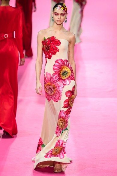 Alexis Mabille Spring 2019 Couture collection, runway looks, beauty, models, and reviews. Painting Clothes, Sari Design, 2019 Couture, Alexis Mabille, Spring Couture, Couture Runway, Floral Fashion, Haute Couture Fashion, Embroidery Fashion