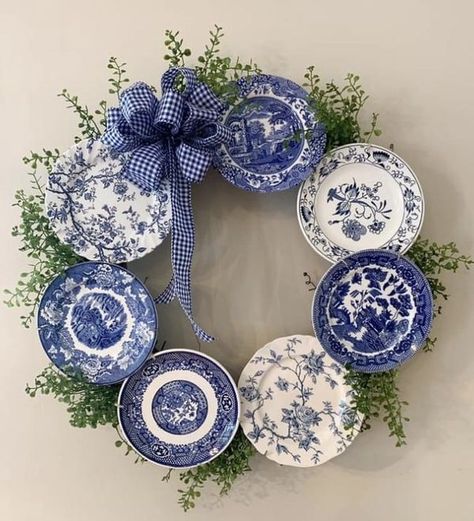 Plate Wreath, Blue And White Dishes, Winter Table Setting, Cup And Saucer Crafts, Tea Time Party, Chinoiserie Christmas, Winter Table, Living Room Color Schemes, Beautiful Table Settings